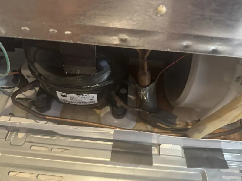 Compressor and cooling parts in the rear compartment