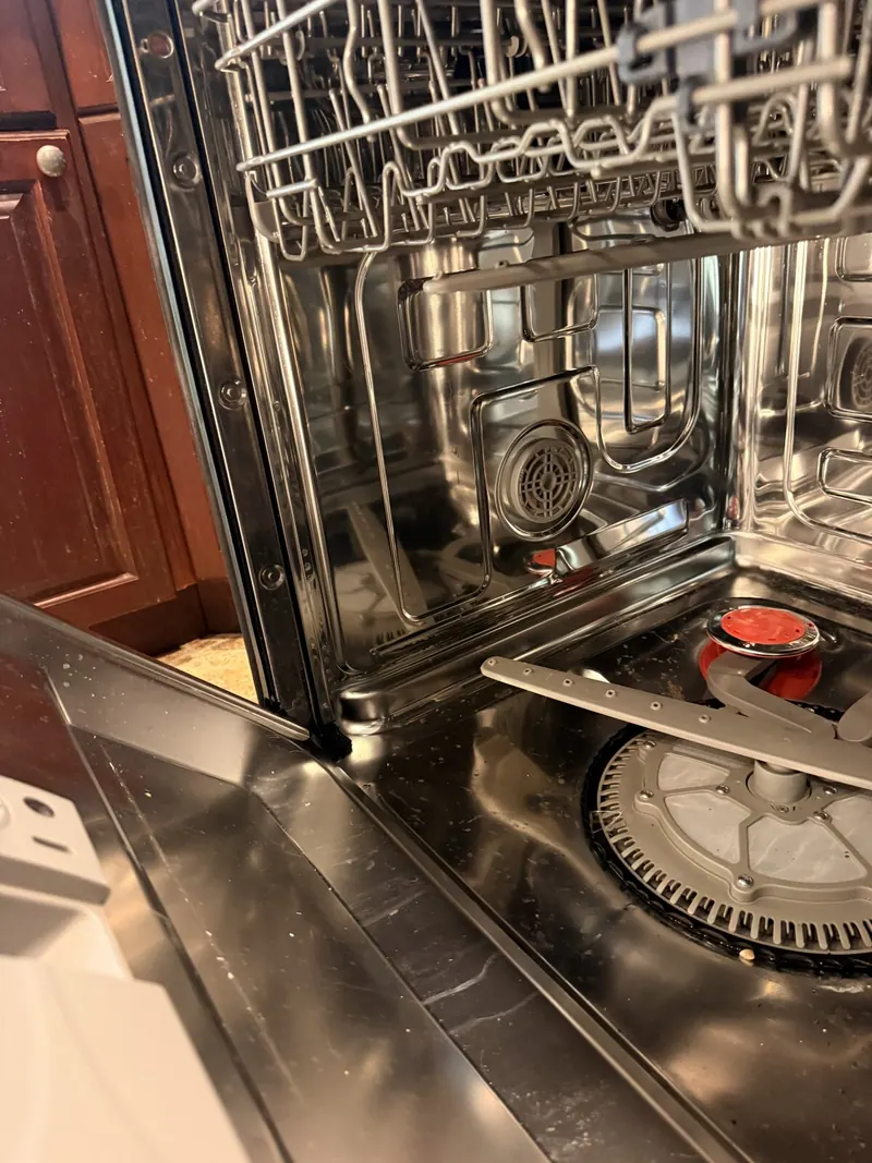 Dishwasher tub with the spray arm and lower rack