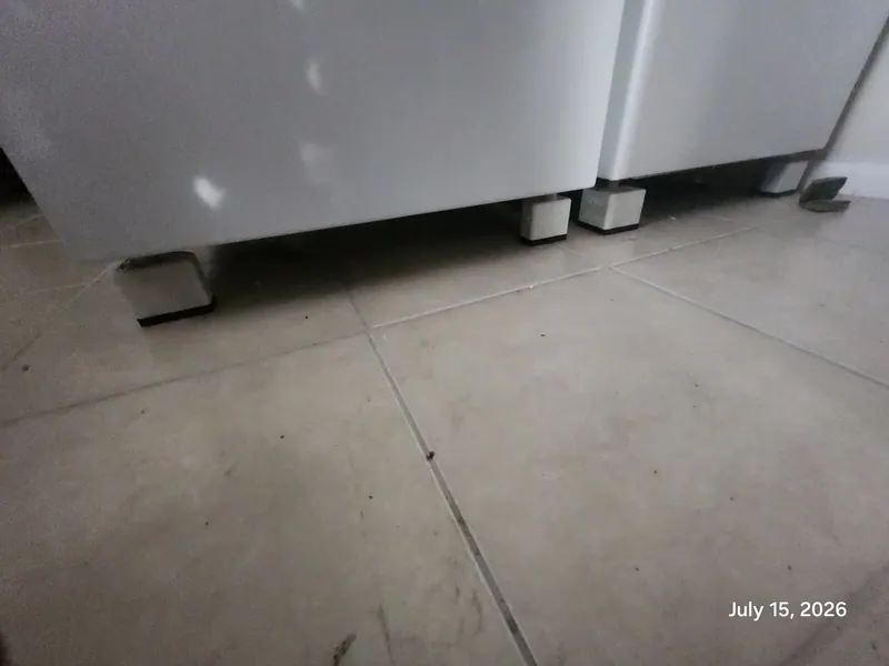 Base and leveling feet of the washer