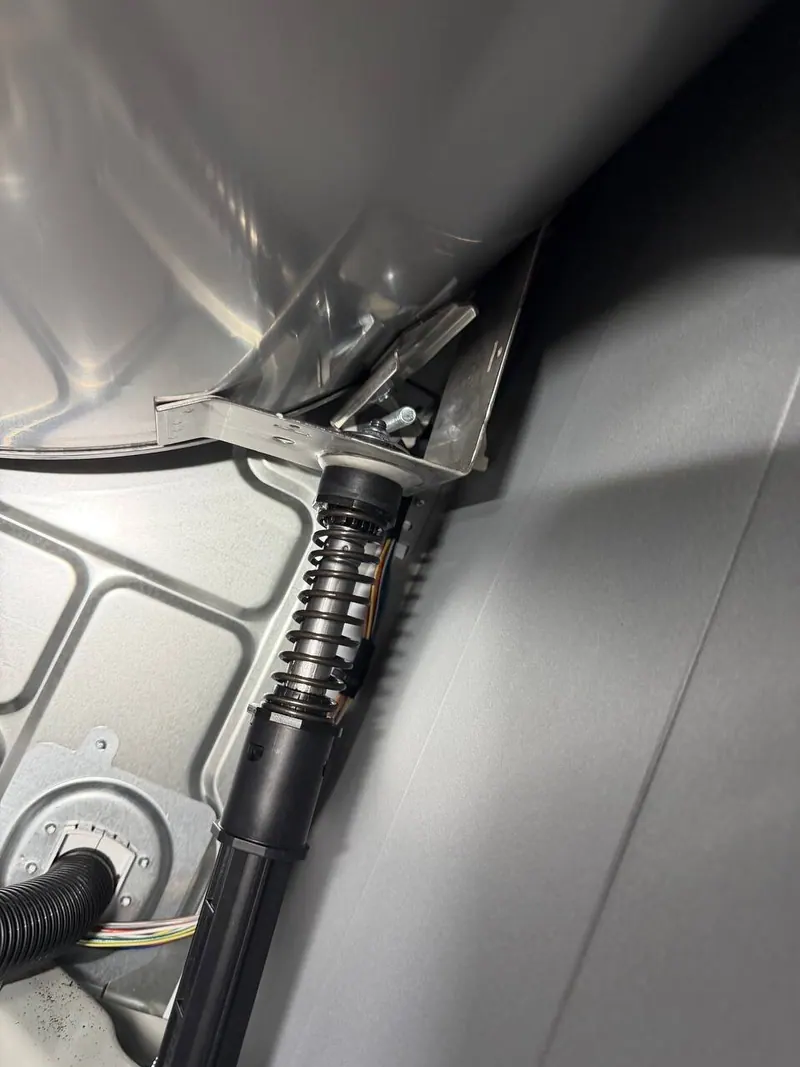 Suspension spring and rod inside the machine